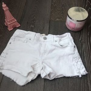 Levi White Shorts 🦋